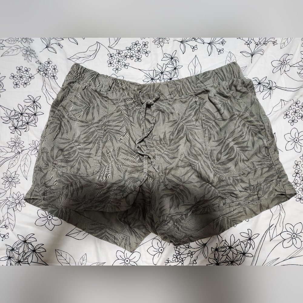 GAP leaf print shorts size medium